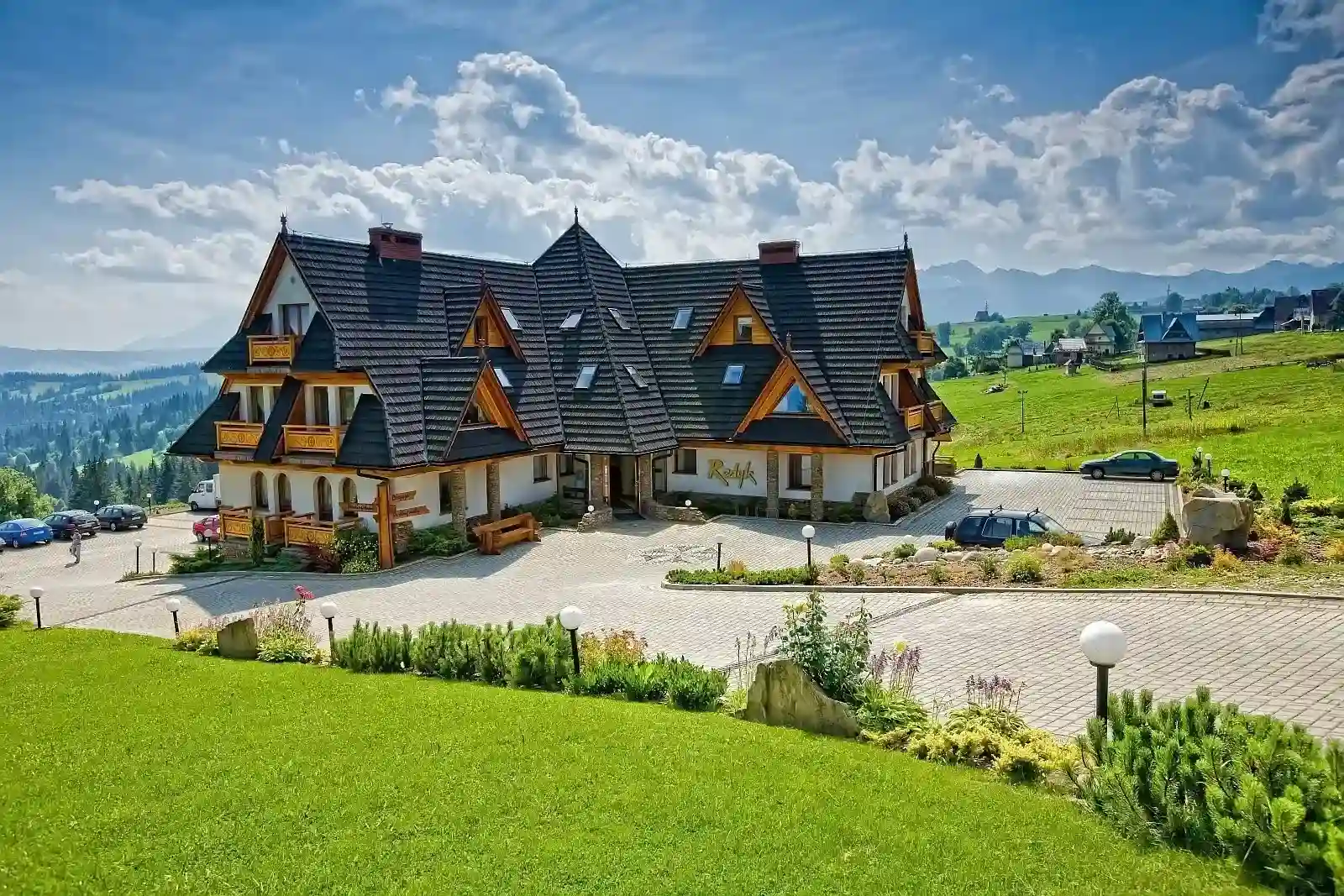 Hotel Redyk v zime s výhľadom na Tatry